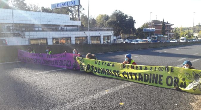 Attivisti di Extinction Rebellion bloccano il Gra, traffico in tilt: i motivi della protesta