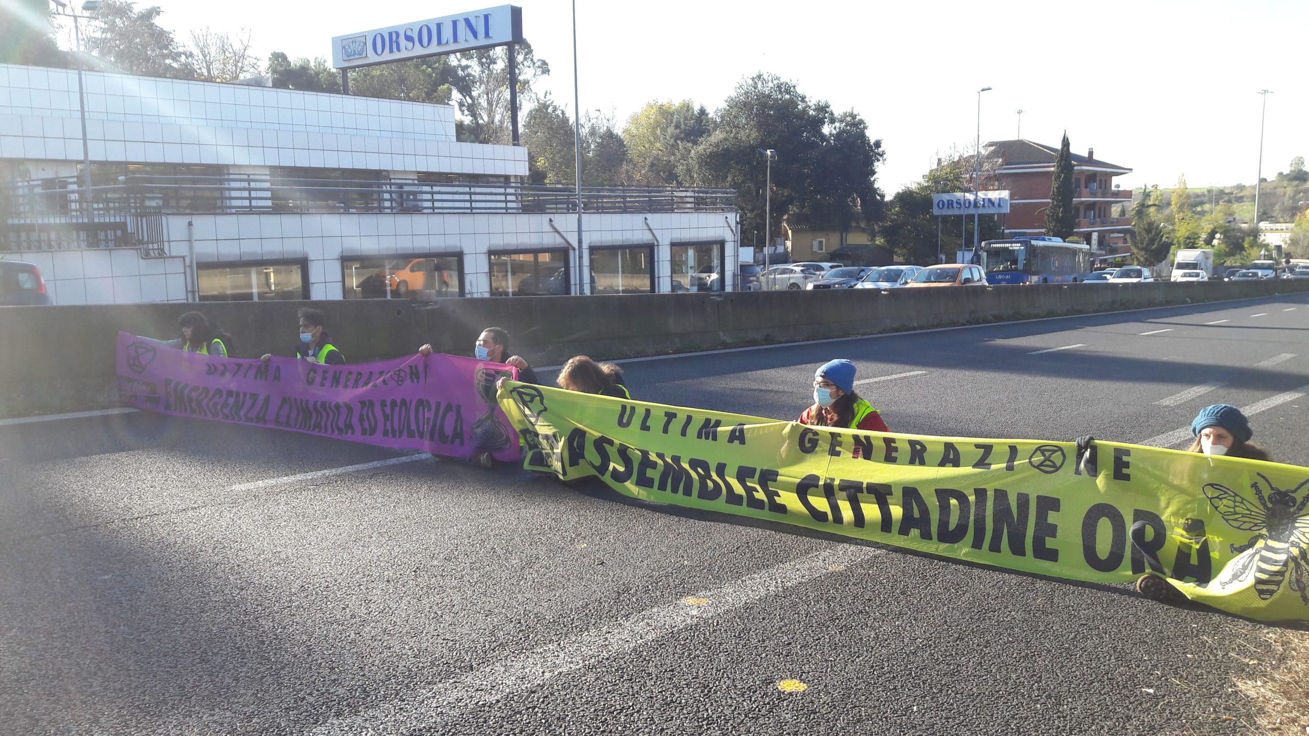 Attivisti di Extinction Rebellion bloccano il Gra, traffico in tilt: i motivi della protesta