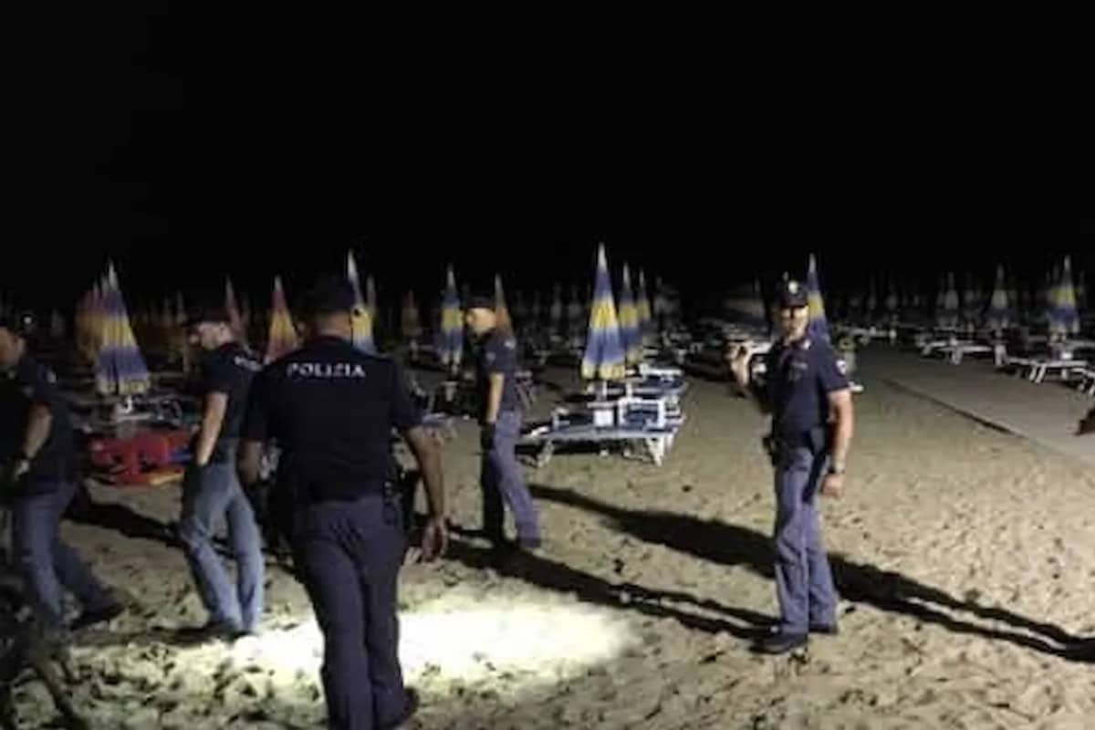 Rissa in spiaggia tra stranieri a Rimini: botte a colpi di ombrelloni e un dito staccato a morsi