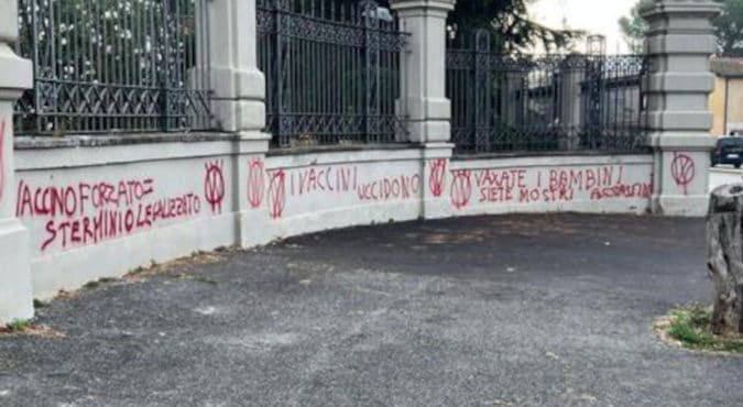 Scritte no vax allo Spallanzani di Roma, il mistero della firma: cosa significa la W cerchiata