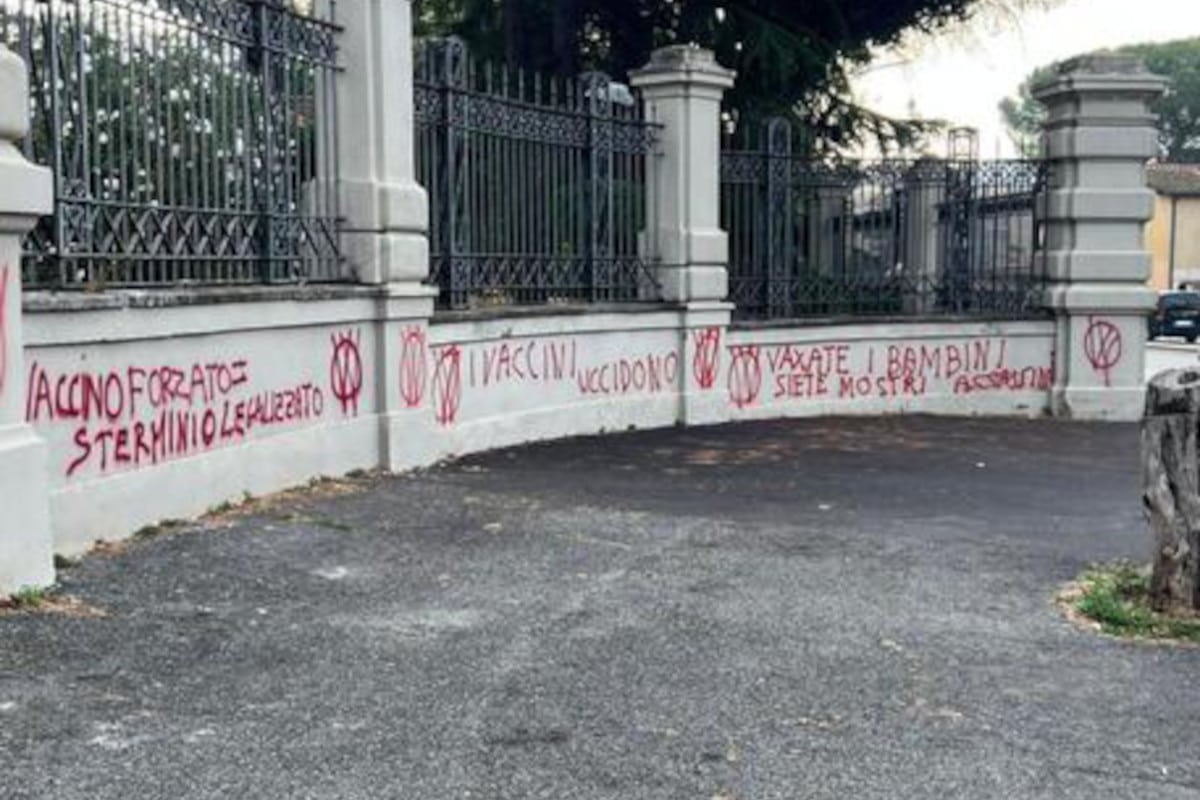 Scritte no vax allo Spallanzani di Roma, il mistero della firma: cosa significa la W cerchiata