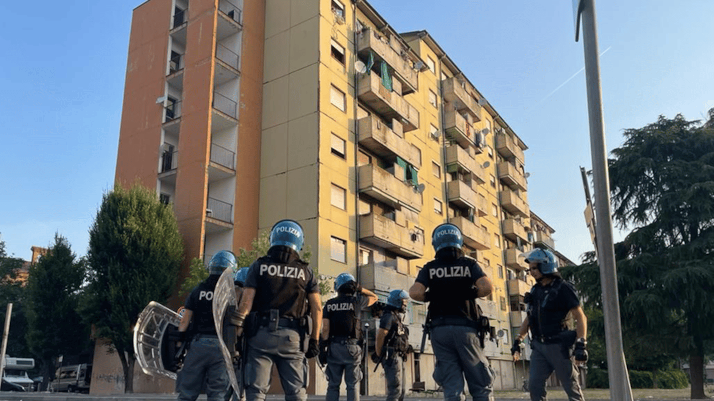 Rissa a Milano, perquisizioni in via Bolla: blitz della polizia, si cercano armi