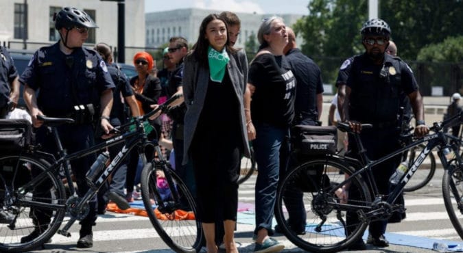 Usa, arrestata Ocasio Cortez a una manifestazione pro-aborto a Capitol Hill insieme ad altre parlamentari democratiche: cosa è successo