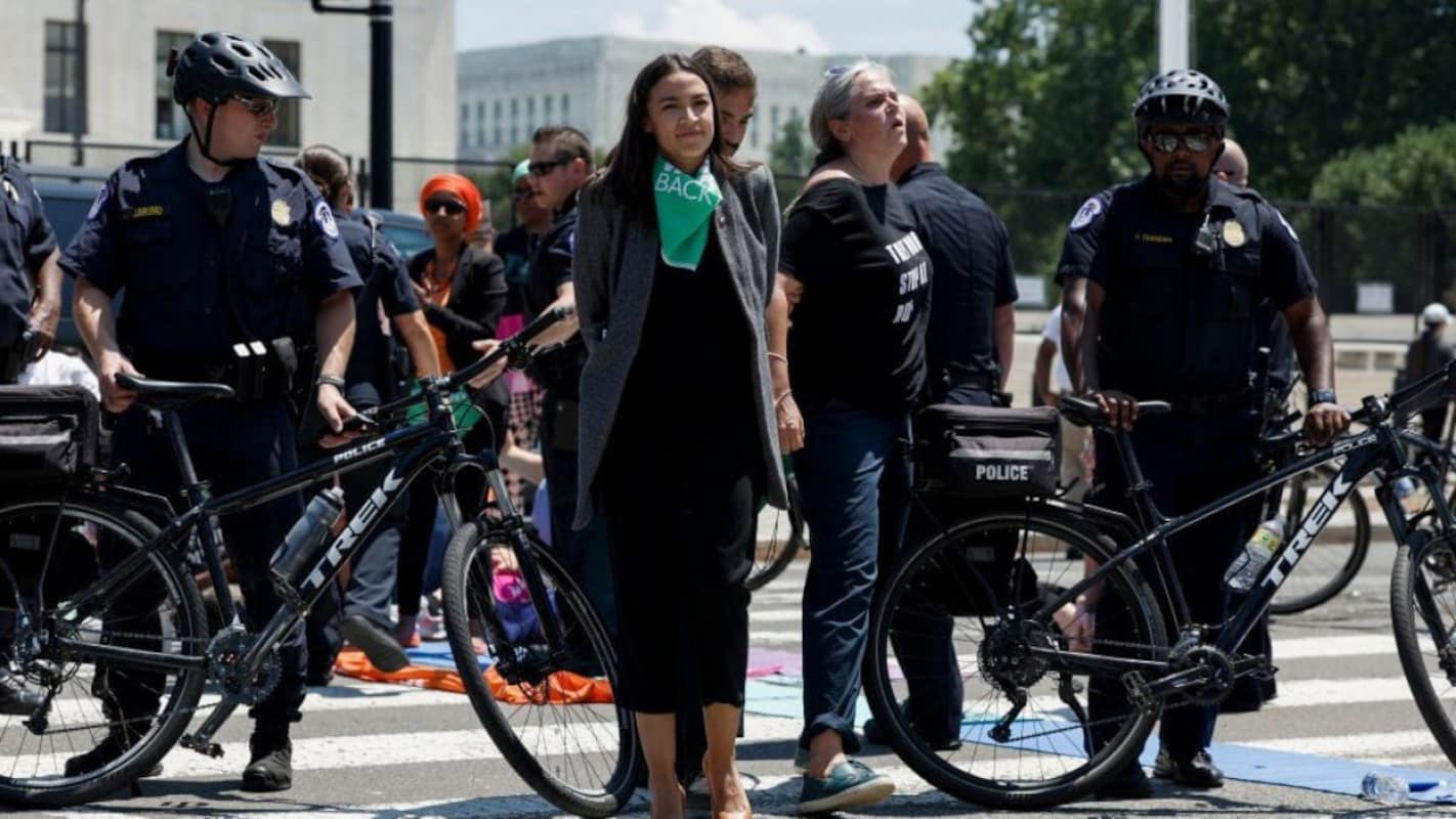 Usa, arrestata Ocasio Cortez a una manifestazione pro-aborto a Capitol Hill insieme ad altre parlamentari democratiche: cosa è successo