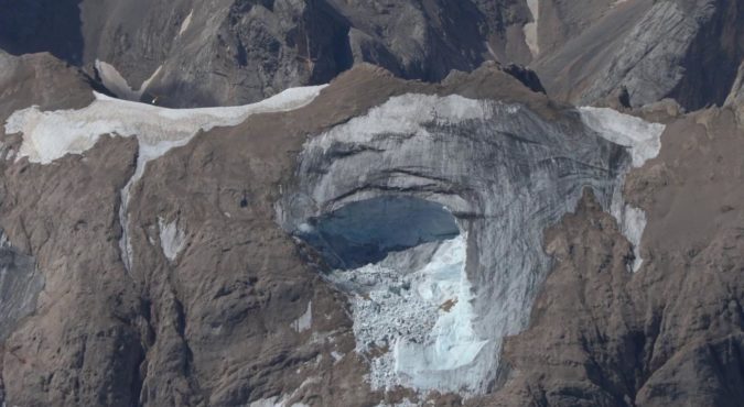 Nuovo distacco sul ghiacciaio della Marmolada: individuato un crepaccio di 200 metri
