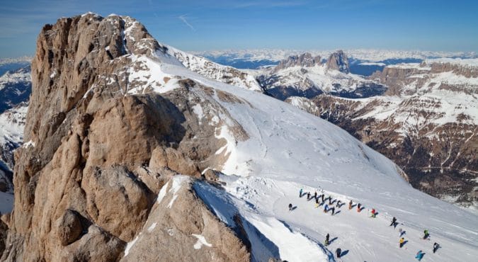 Crolla un seracco di ghiaccio sulla Marmolada, ci sono vittime e feriti