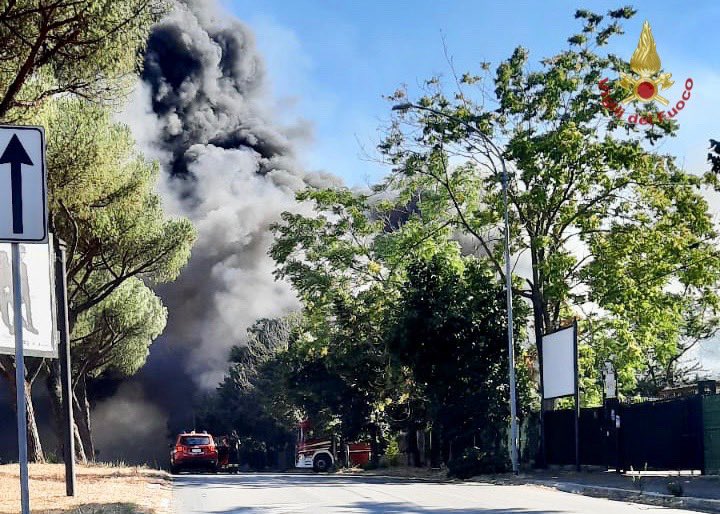 Tutta la Capitale in fiamme. I roghi spuntano come funghi e l’assessora Alfonsi non esclude l’azione dolosa