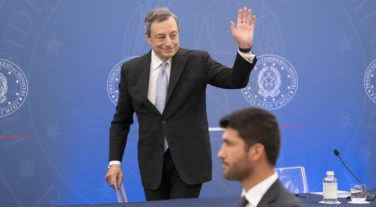 Draghi blindato da Mattarella minaccia i Cinque stelle