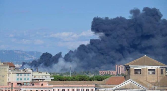 Roma, incendio di Centocelle terribile: nube nera e fiamme alte. Rogo domato ma Vigili del Fuoco ancora a lavoro