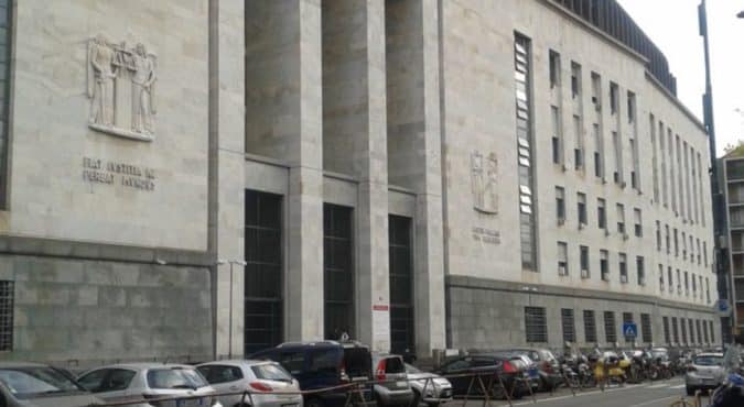 Milano, un uomo precipita dal Palazzo di Giustizia e muore: ipotesi di suicidio