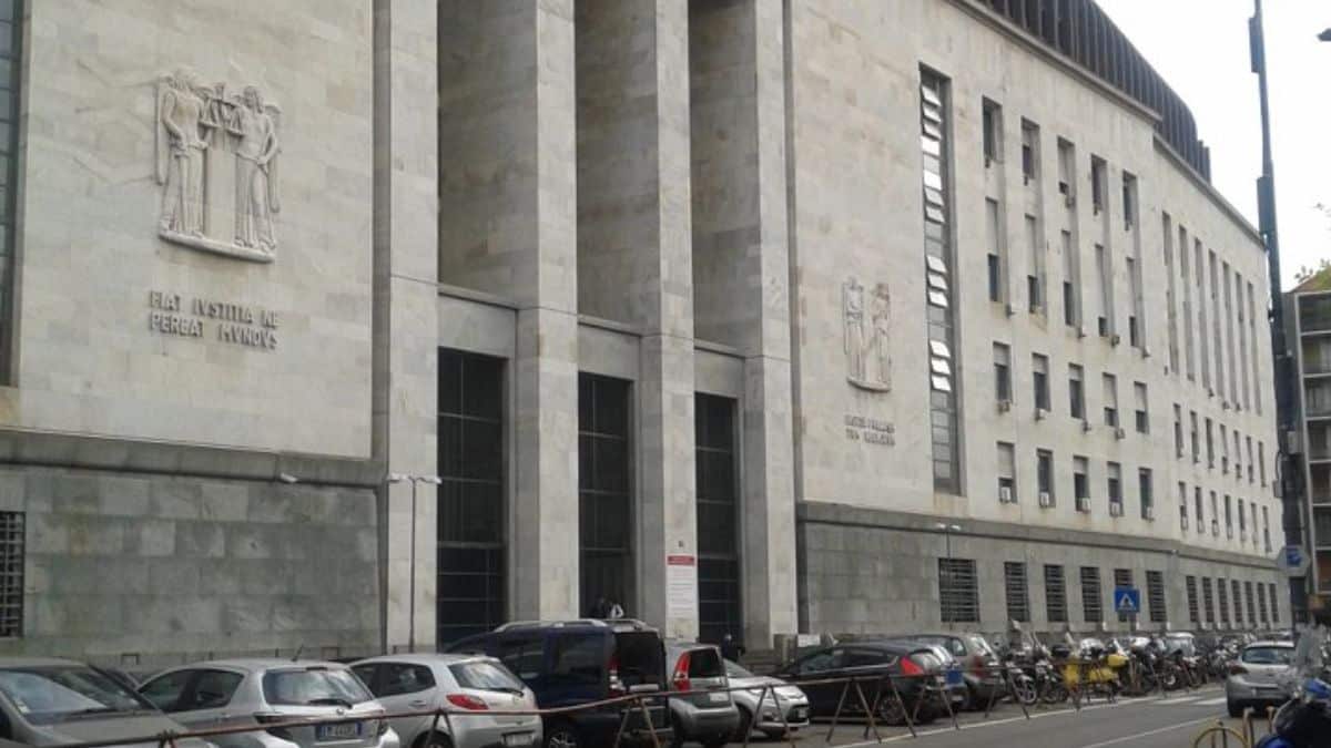 Milano, un uomo precipita dal Palazzo di Giustizia e muore: ipotesi di suicidio