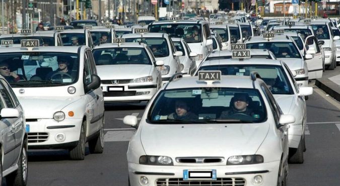 Sciopero Taxi, continuano le proteste a Milano, Roma e Napoli. Annunciato un nuovo stop in tutta Italia