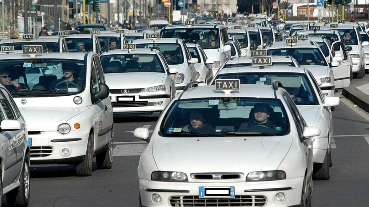 Sciopero Taxi, continuano le proteste a Milano, Roma e Napoli. Annunciato un nuovo stop in tutta Italia