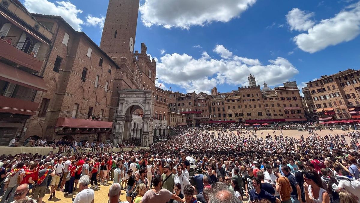 Palio di Siena 2022: diretta tv, biglietti costo, contrade e fantini