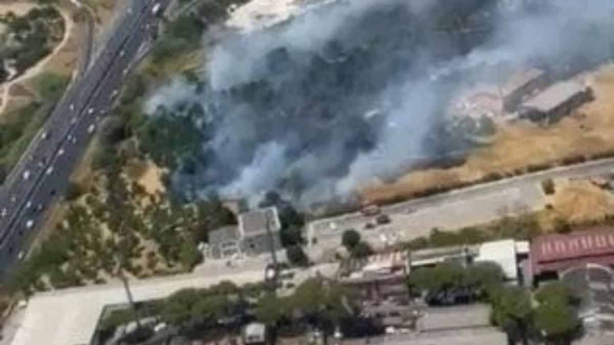 Roma, incendio a Casal Monastero: fiamme alte vicino alle case e fumo sul Raccordo