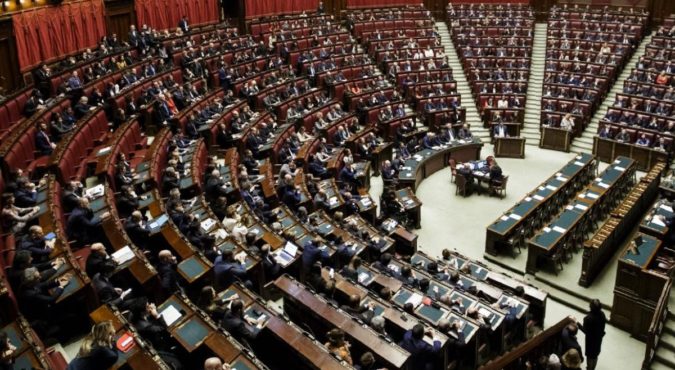 Decreto Aiuti, la Camera approva ma il M5S non vota la fiducia. Berlusconi: “Ora verifica di maggioranza”