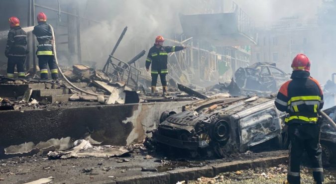 Ucraina, Vinnytsia: salgono a 21 i morti dopo l’attacco missilistico. Zelensky: “Circa duecentomila bambini rapiti”