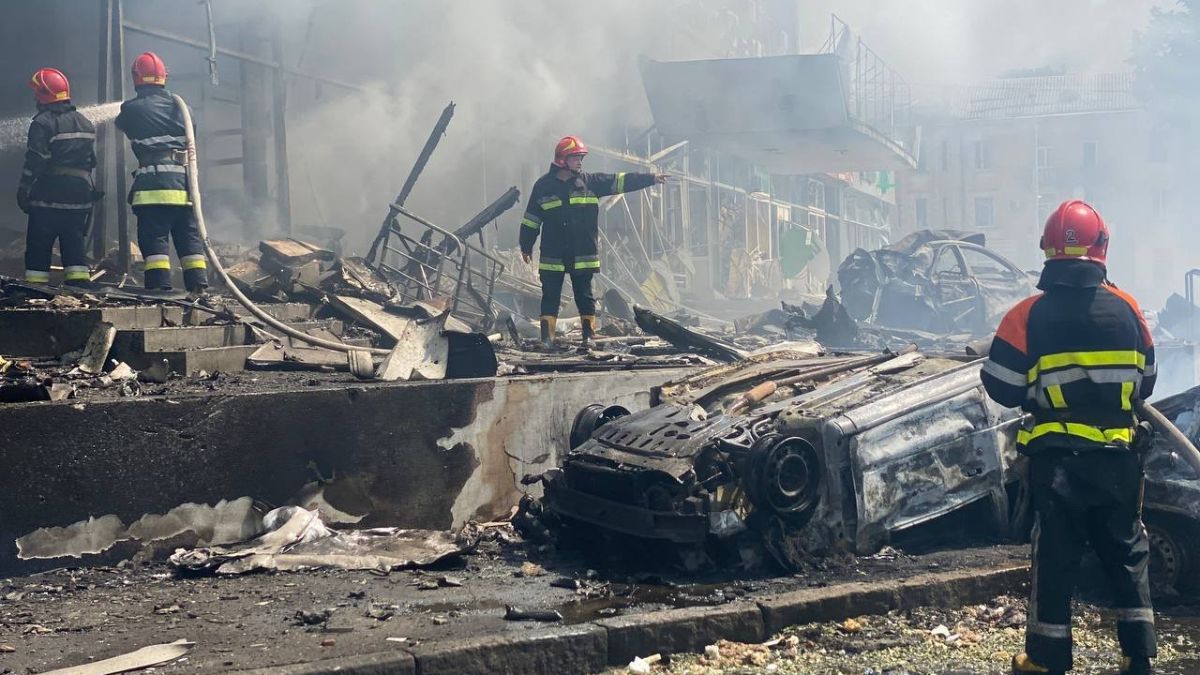 Ucraina, Vinnytsia: salgono a 21 i morti dopo l’attacco missilistico. Zelensky: “Circa duecentomila bambini rapiti”