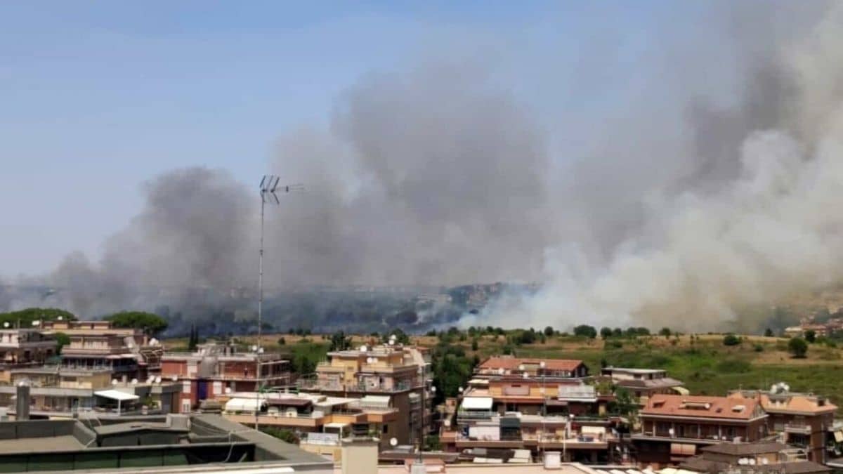 Roma, incendio nella zona Nord: fiamme verso le case con la gente in fuga