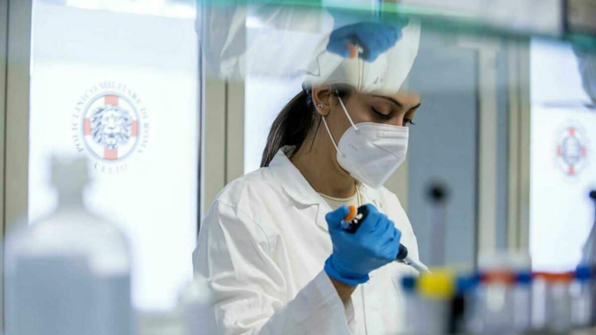 Covid in Italia: l’Rt sale a 1,30 con otto regione a rischio alto e 13 moderato. Scatta l’allerta Oms per l’estate: “Virus circolerà ad alti livelli”