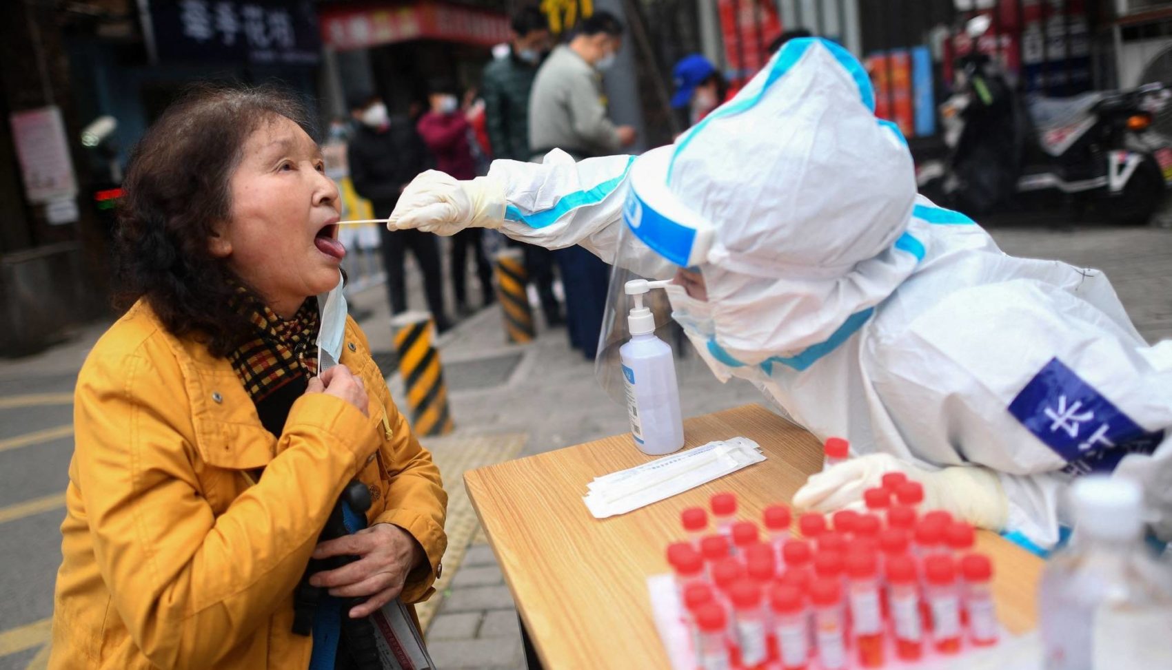 Nuovo virus in Cina, identificato un patogeno più mortale del Covid: sintomi e cure. C’è già un vaccino per il LayV?