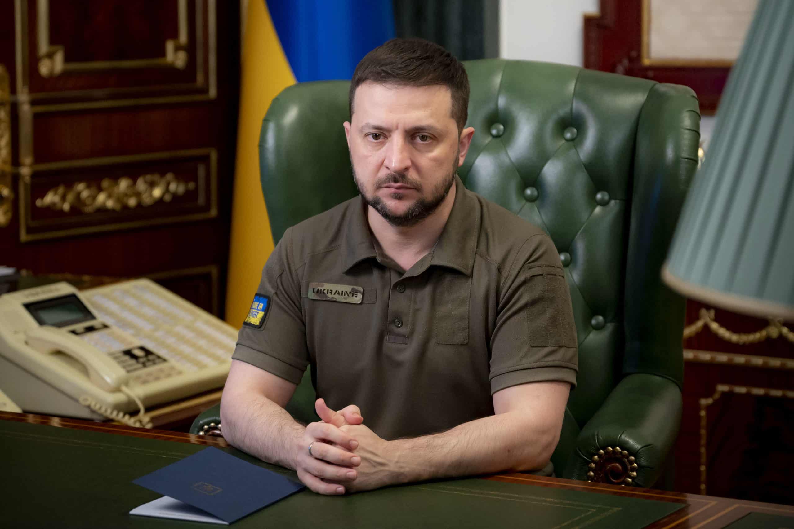 Ucraina, Zelensky: “I missili russi sul carcere di Olenivka sono un crimine di guerra”. Battaglione Azov a Putin: “Sarai giustiziato con i tuoi sciacalli”