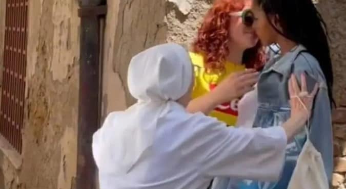 Due modelle si baciano a Napoli per un servizio fotografico: una suora scandalizzata le separa
