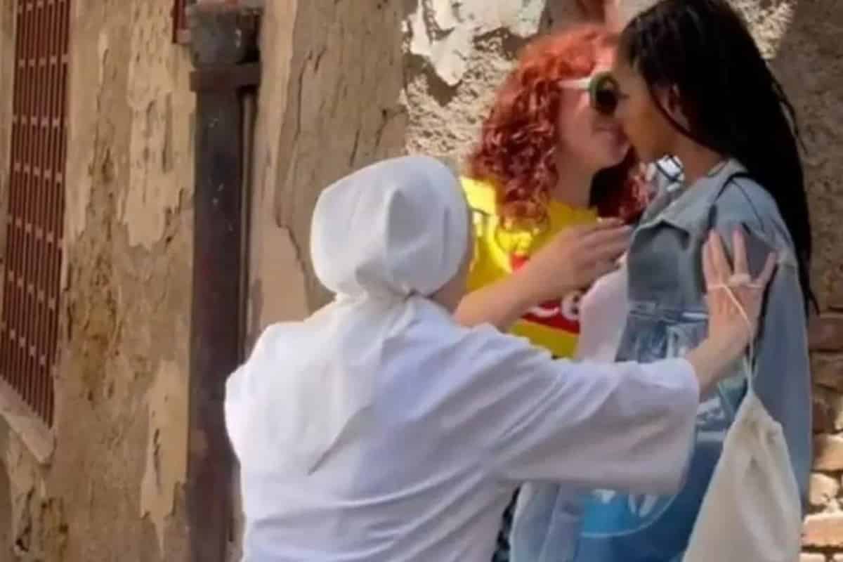 Due modelle si baciano a Napoli per un servizio fotografico: una suora scandalizzata le separa