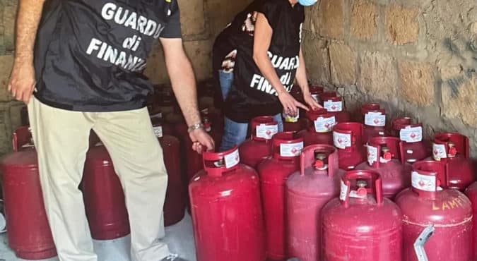 Traffico illecito di bombole di gas tra Sardegna e Campania: sequestrati oltre 53 mila litri di GPL