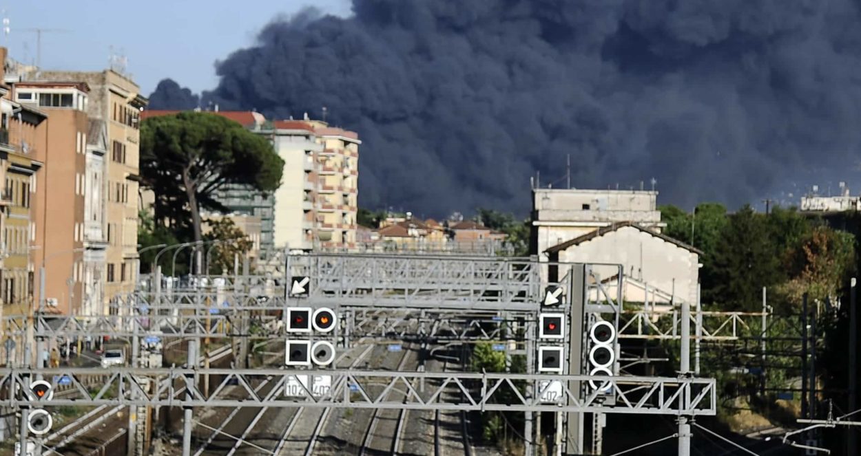 Roma brucia e ci scappa la tragedia. Orrore a Monteverde dove una donna disabile e il figlio 29 enne sono morti per inalazione di fumo