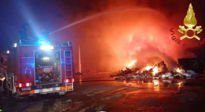 Incendio alla discarica di via Caruso a Modena, vigili del fuoco contattati nella notte: le operazioni di spegnimento sono ancora in corso