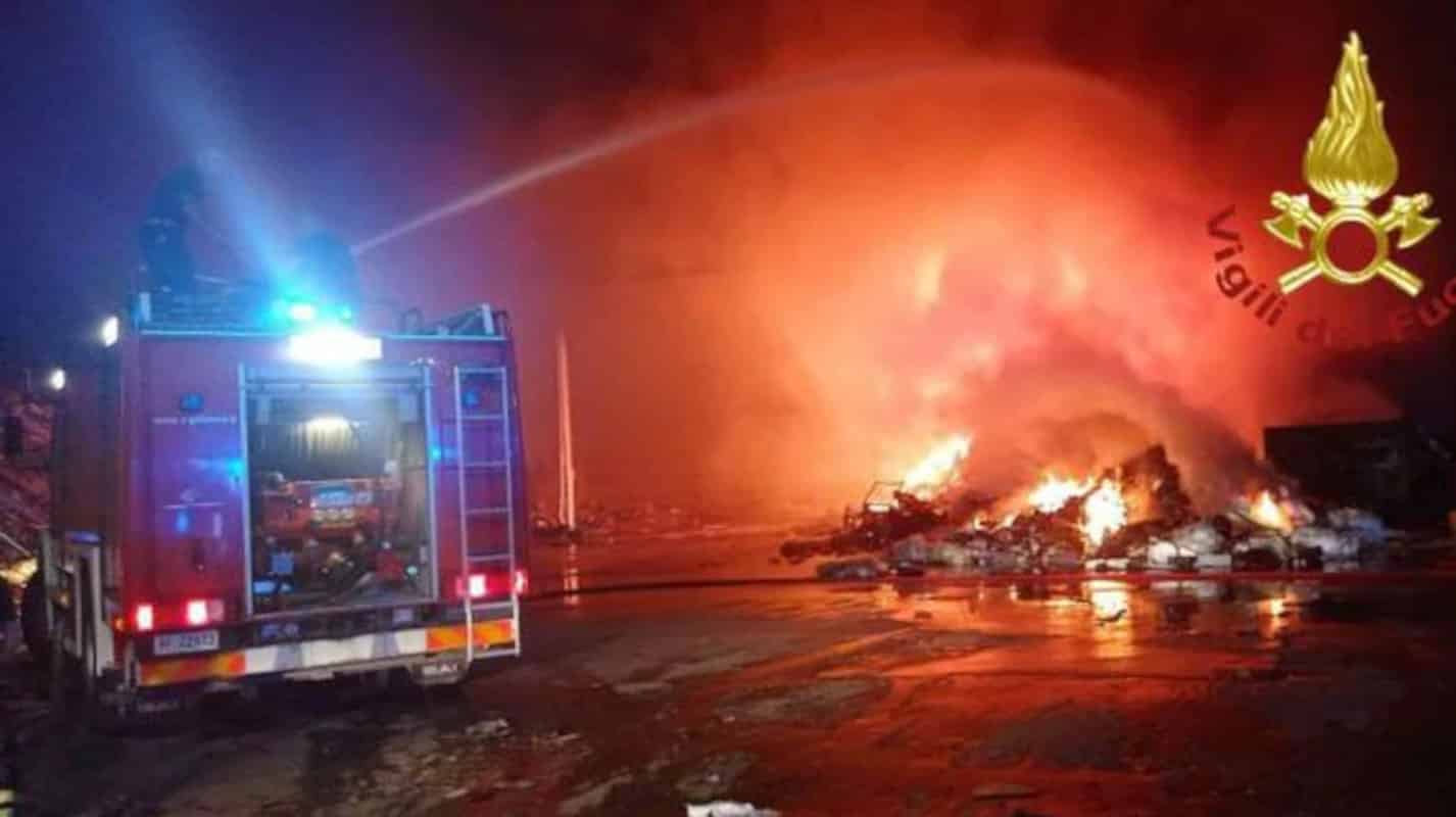 Incendio alla discarica di via Caruso a Modena, vigili del fuoco contattati nella notte: le operazioni di spegnimento sono ancora in corso