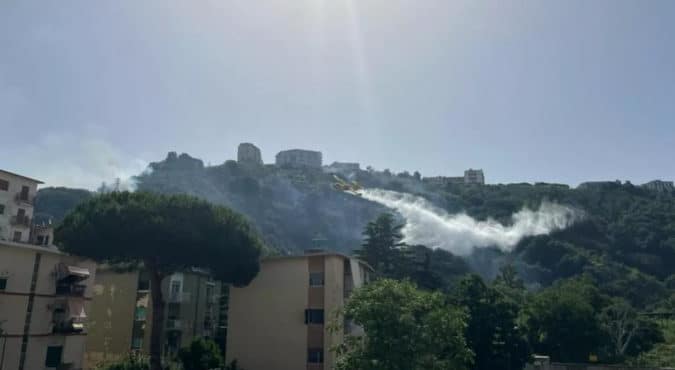 Incendio a Napoli, le fiamme ardono sulla collina di Posillipo: vigili del fuoco al lavoro per salvare l’ospedale Fatebenefratelli