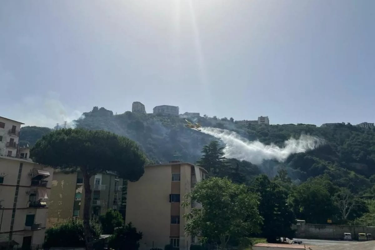 Incendio a Napoli, le fiamme ardono sulla collina di Posillipo: vigili del fuoco al lavoro per salvare l’ospedale Fatebenefratelli