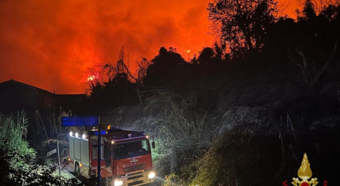 Incendio boschivo a Massarosa: i roghi sono stati segnalati anche a Bozzano, Camaiore e Viareggio. Bruciati 560 ettari e oltre 500 evacuati