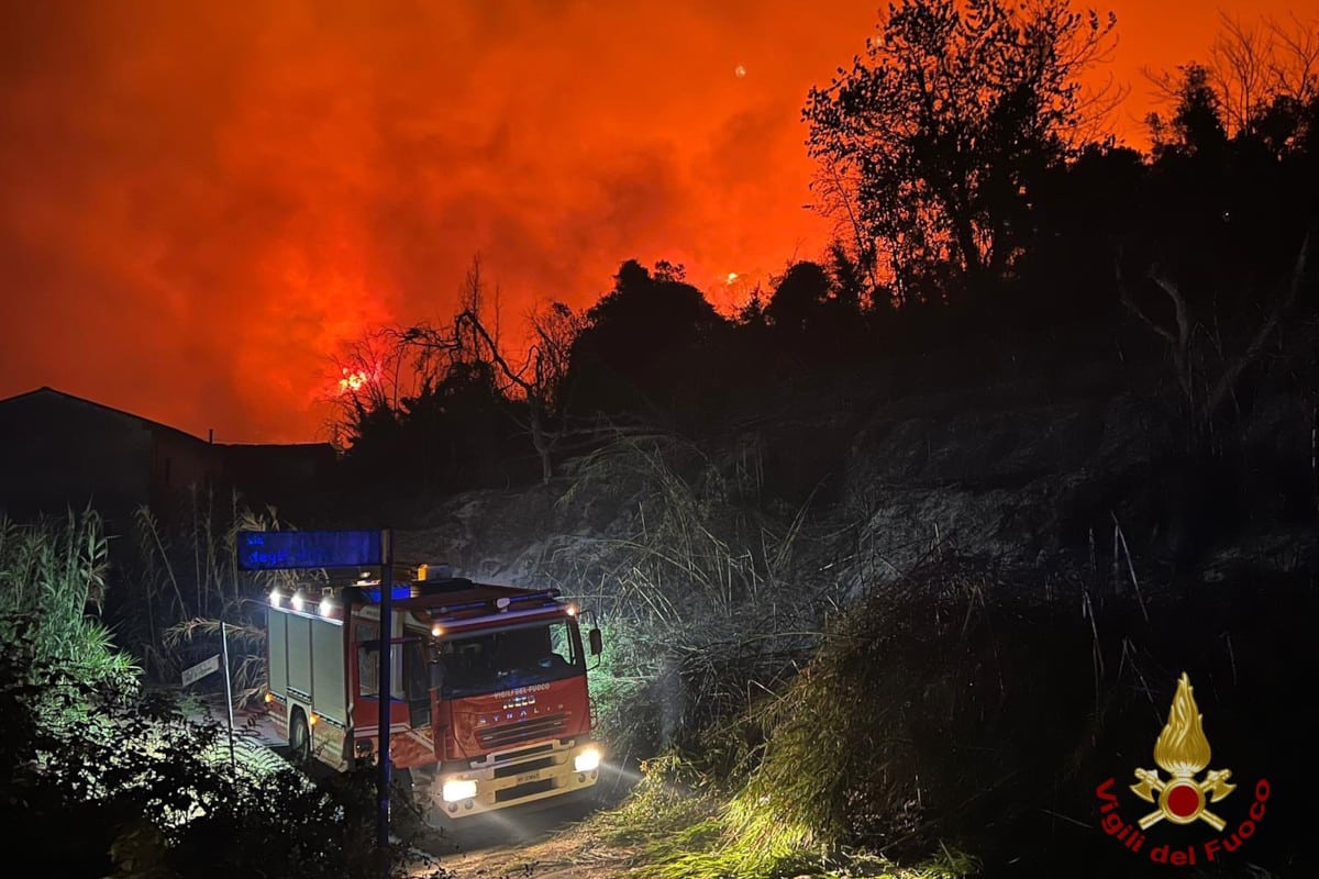 Incendio boschivo a Massarosa: i roghi sono stati segnalati anche a Bozzano, Camaiore e Viareggio. Bruciati 560 ettari e oltre 500 evacuati