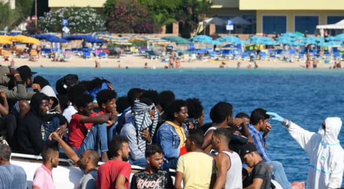 Migranti a Lampedusa, oltre 15 sbarchi in poche ore: superata la capienza massima, l’hotspot è al collasso
