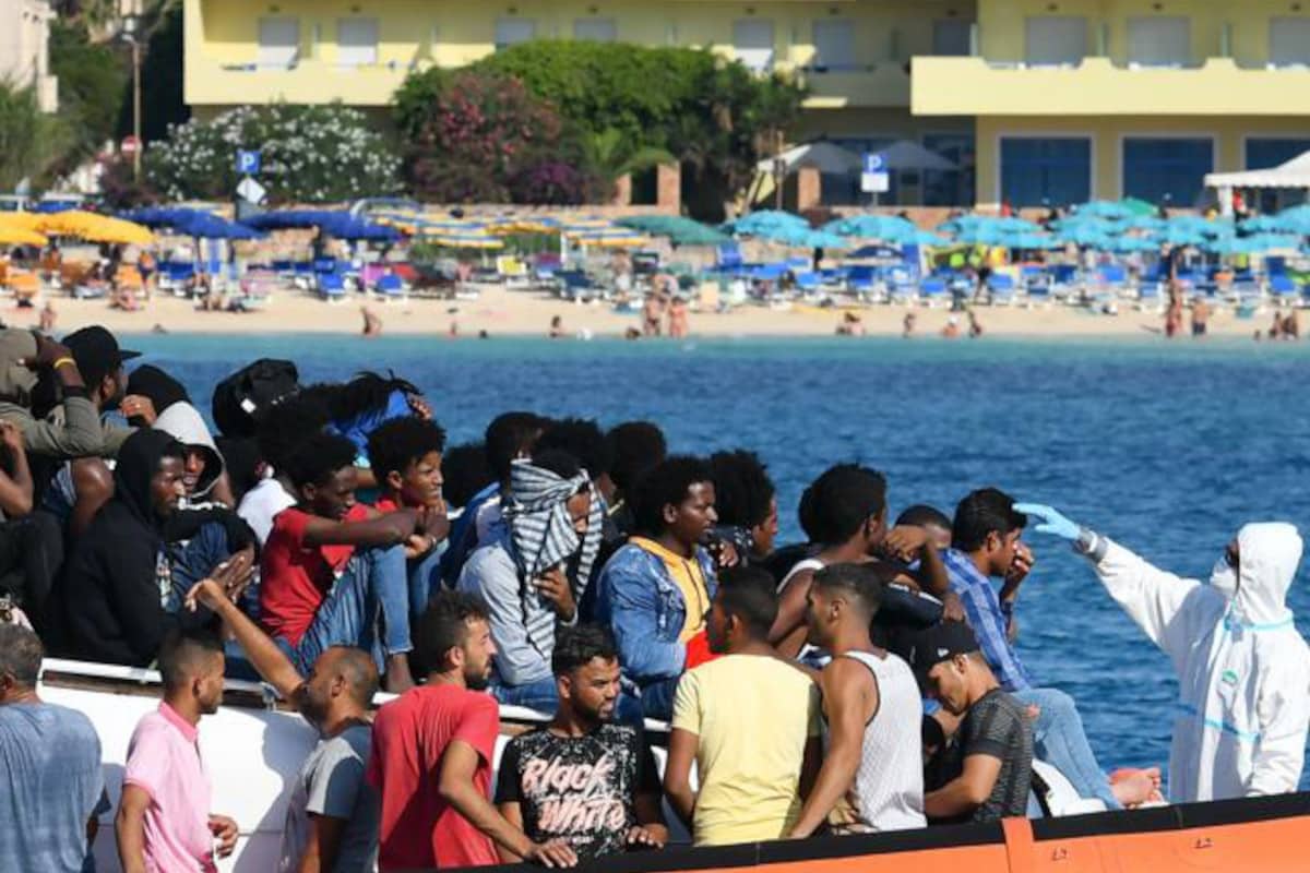 Migranti a Lampedusa, oltre 15 sbarchi in poche ore: superata la capienza massima, l’hotspot è al collasso