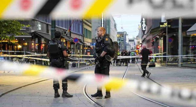 Sparatoria in un centro commerciale a Copenaghen, almeno tre morti e molti feriti: arrestato il killer