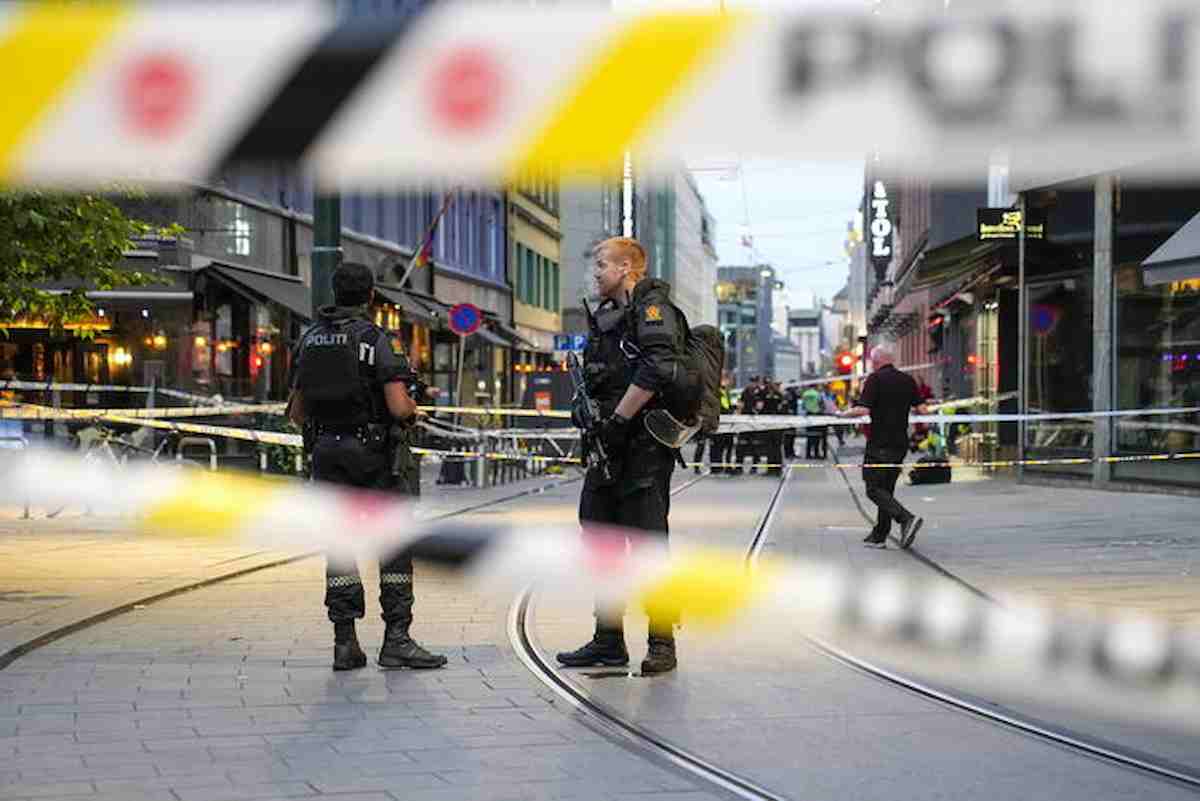 Sparatoria in un centro commerciale a Copenaghen, almeno tre morti e molti feriti: arrestato il killer