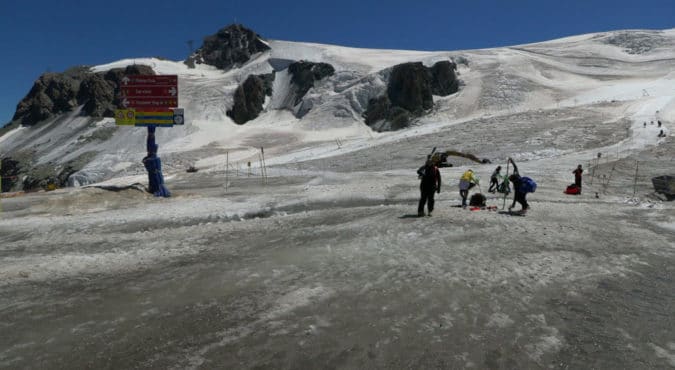 Plateau Rosa, le temperature tropicali stanno sciogliendo il ghiacciaio: valanghe di acqua e poca neve