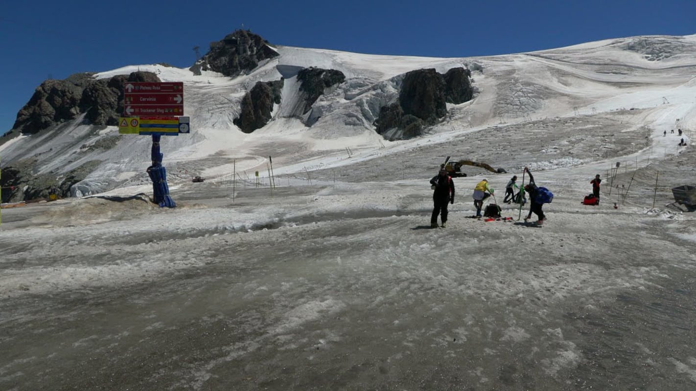 Plateau Rosa, le temperature tropicali stanno sciogliendo il ghiacciaio: valanghe di acqua e poca neve