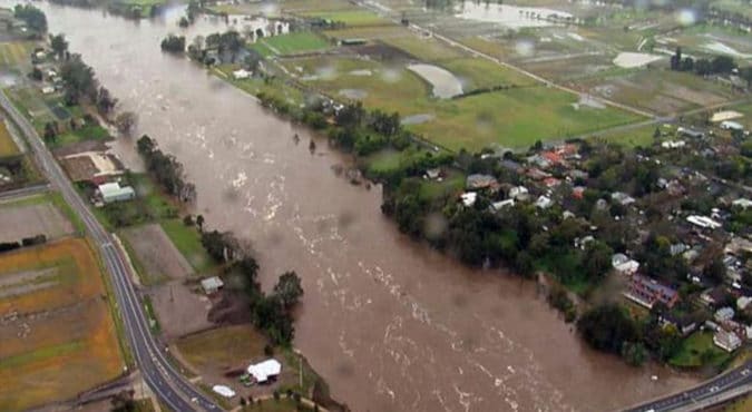 Piogge e inondazioni in Australia, la diga di Warragamba a Sidney ha iniziato a straripare: migliaia di abitanti evacuati