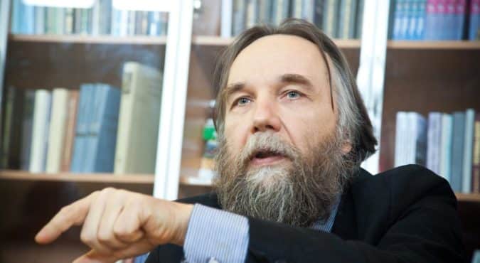 Aleksandr Dugin, chi è il filosofo russo ultranazionalista noto come l’ideologo di Putin? Politica, libri, figlia Darya Dugina e attentato