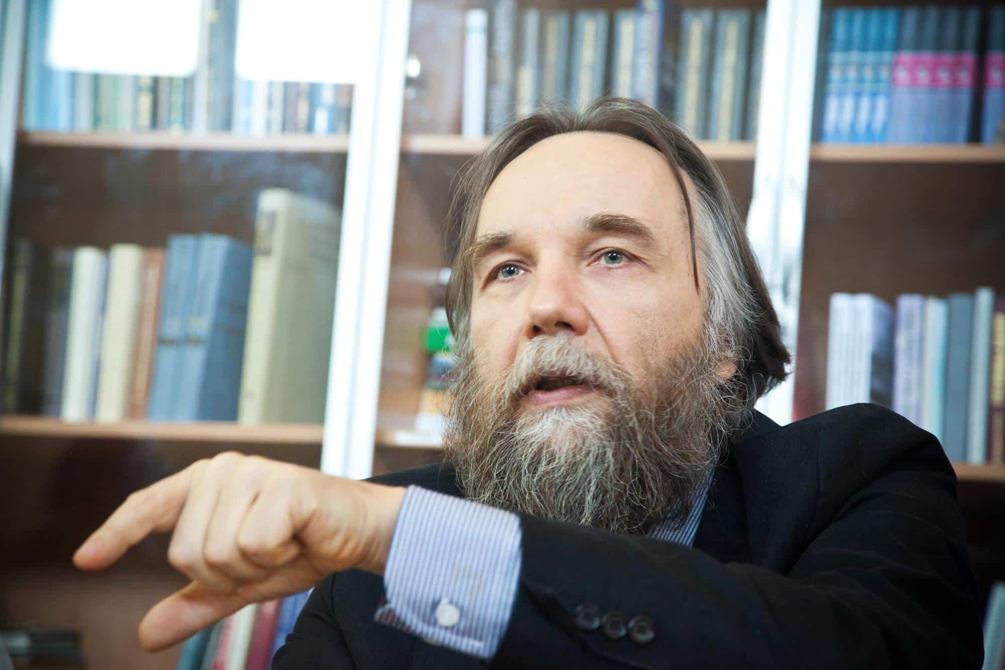 Aleksandr Dugin, chi è il filosofo russo ultranazionalista noto come l’ideologo di Putin? Politica, libri, figlia Darya Dugina e attentato