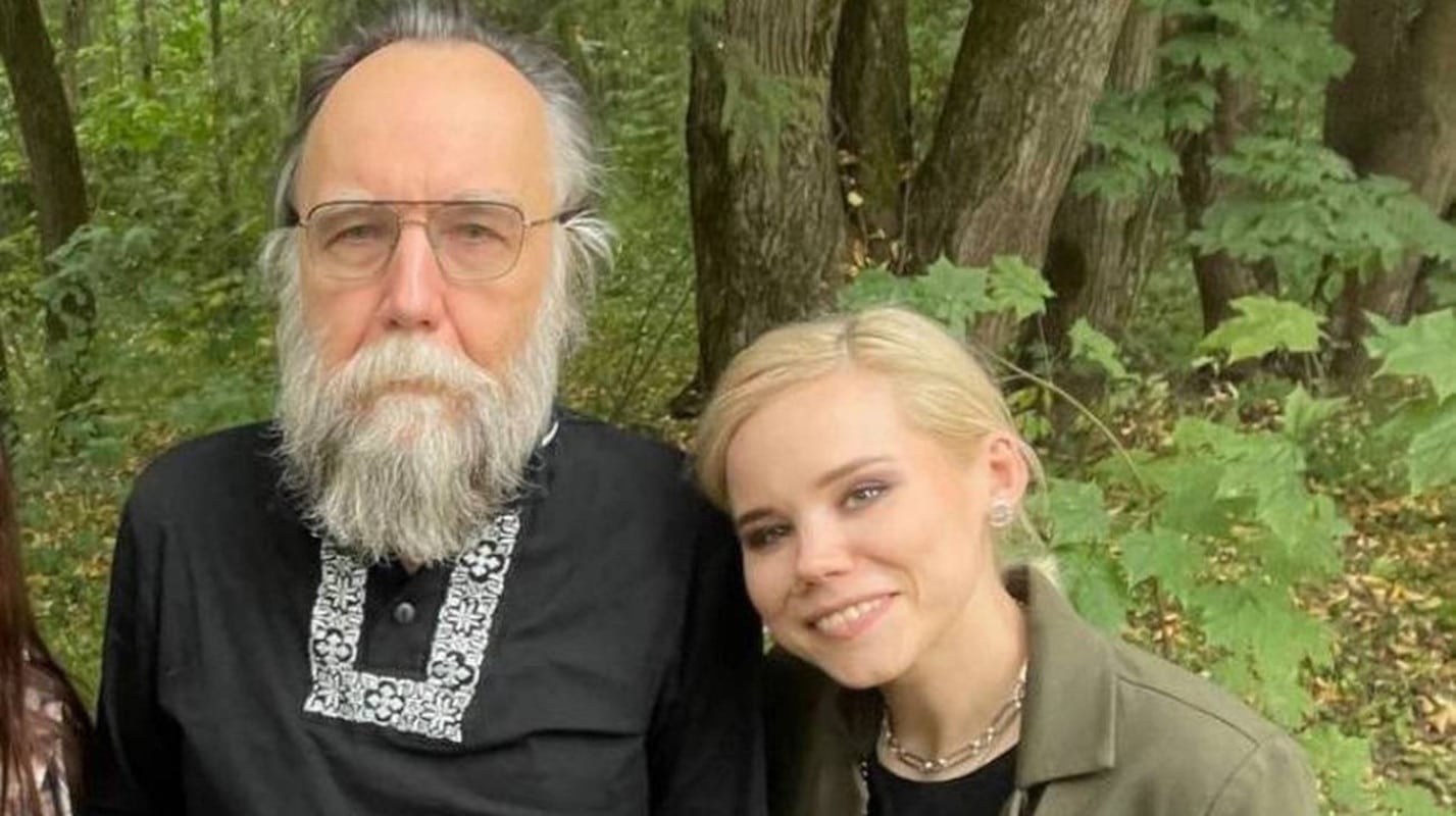 Darya Dugina, chi è la figlia dell’ideologo di Putin morta in un attentato? Carriera, ideologia politica e padre Aleksandr Dugin