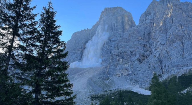 Crollo sulle Dolomiti, distacco dal monte Pelmo: il soccorso alpino è intervenuto sul posto. Non si segnalano feriti o dispersi
