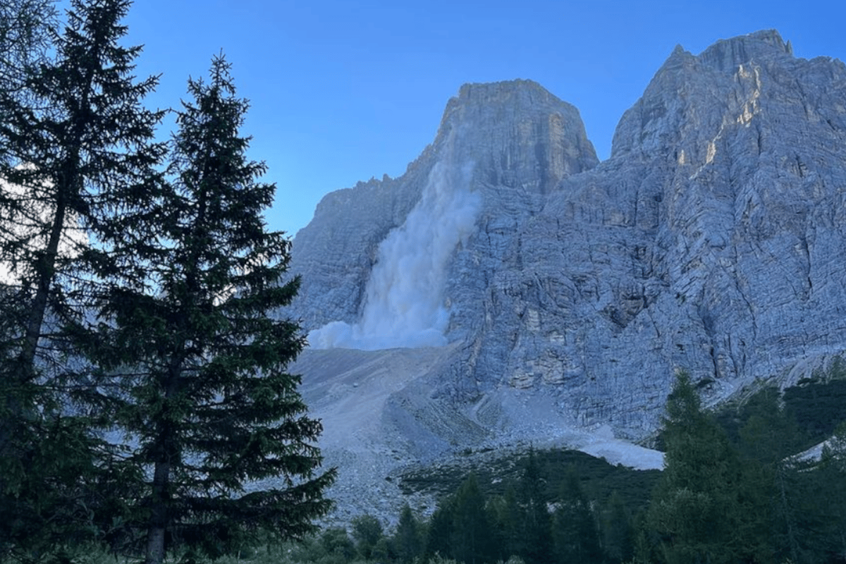 Crollo sulle Dolomiti, distacco dal monte Pelmo: il soccorso alpino è intervenuto sul posto. Non si segnalano feriti o dispersi