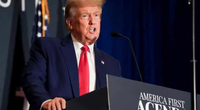 L’Fbi bussa alla porta di Trump. Perquisita la villa dell’ex presidente