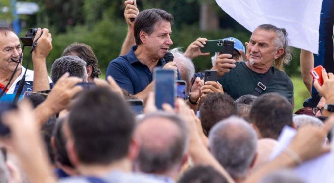 Ogni piazza un bagno di folla. La rimonta di Conte toglie il sonno a Letta e al Pd che ora si mangiano i gomiti per aver smantellato l’alleanza giallorossa
